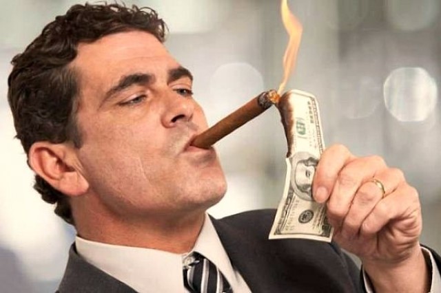 Миф вы станете миллионером в ТелеТрейд. Богатый человек подкуривает сигару долларами